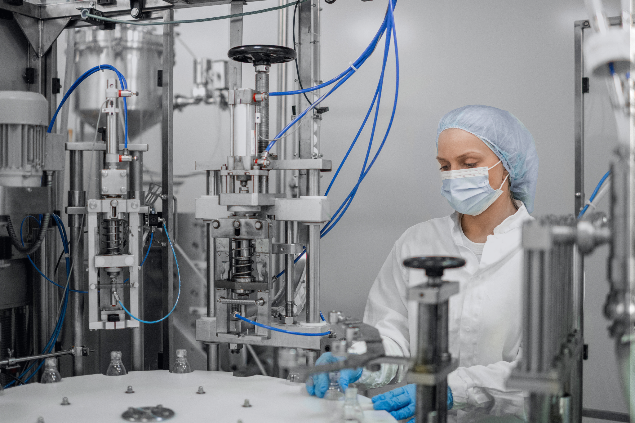 A automação de processos com SAP transforma a indústria farmacêutica ao aumentar a eficiência e garantir a conformidade regulatória.